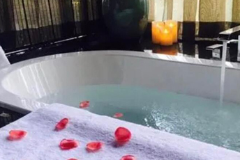 武汉洪山水疗池中的失重冥想：当身体学会漂浮